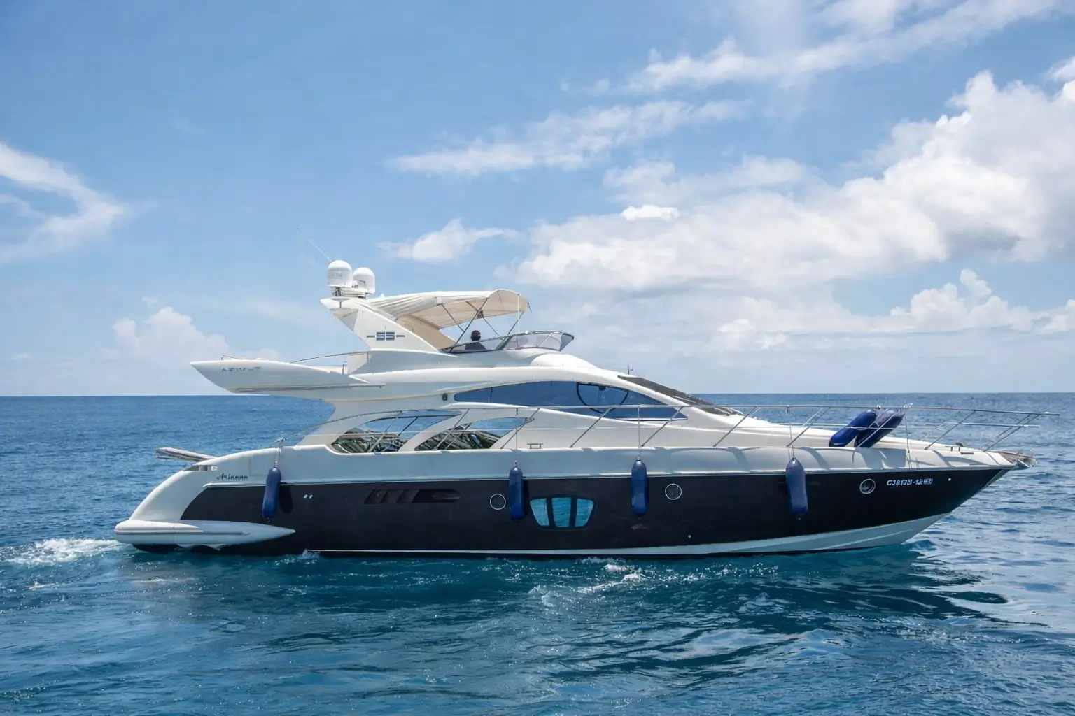 PRIVATE YACHT CHARTER