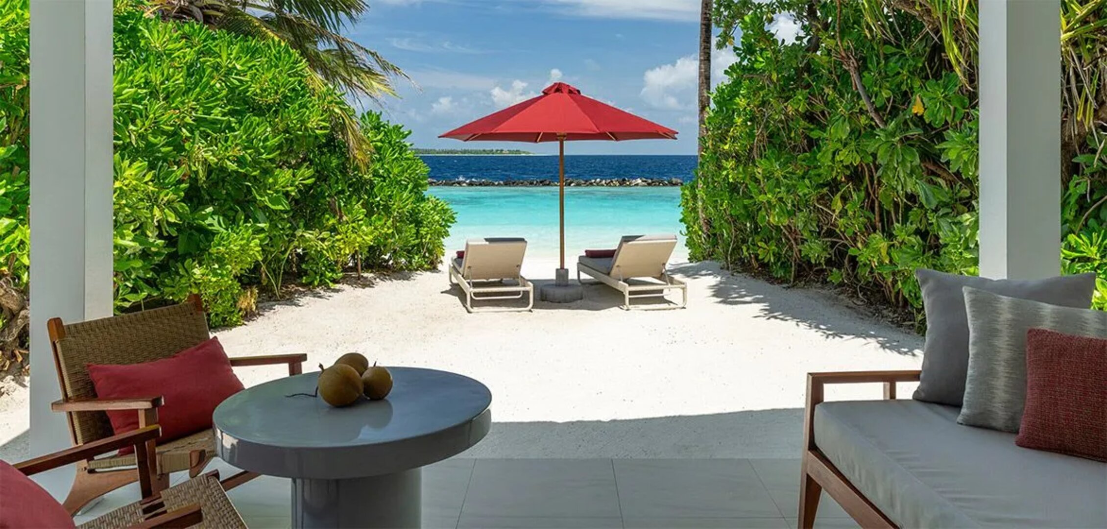 Beach suit with garden pool - Photo 1